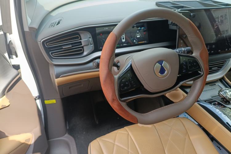 Used Denza D9 2022 DM-i 970 Four-Wheel Drive Prestige Model
