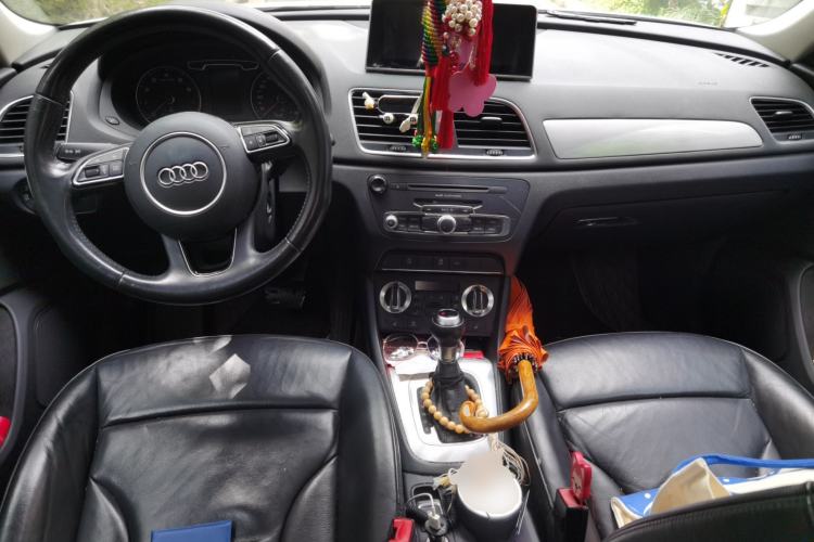 Used Audi Q3 2015 35 TFSI Comfort Model Center Console