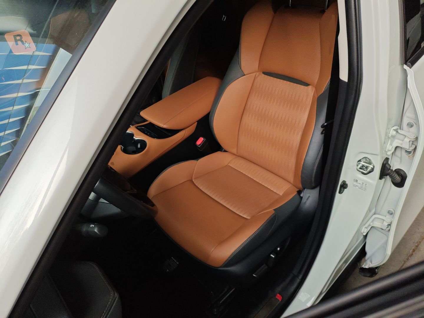 المقاعد الأمامية داخل السيارة