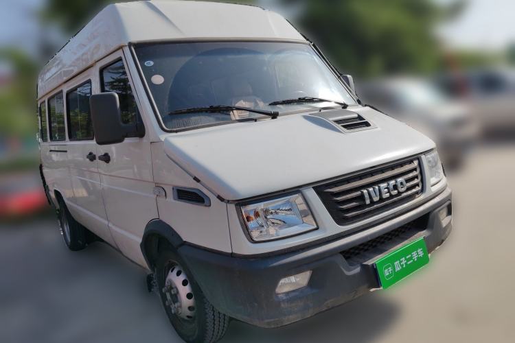 Used Iveco Daily 2022 2.5T A37 M1 Passenger Van 5-9 Seats Long Wheelbase Mid-Roof Design Dual Tires Side Sliding Doors
