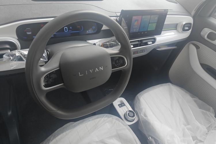 Used Livan Blue Balloon 2025 Model Dynamic Version Center Console