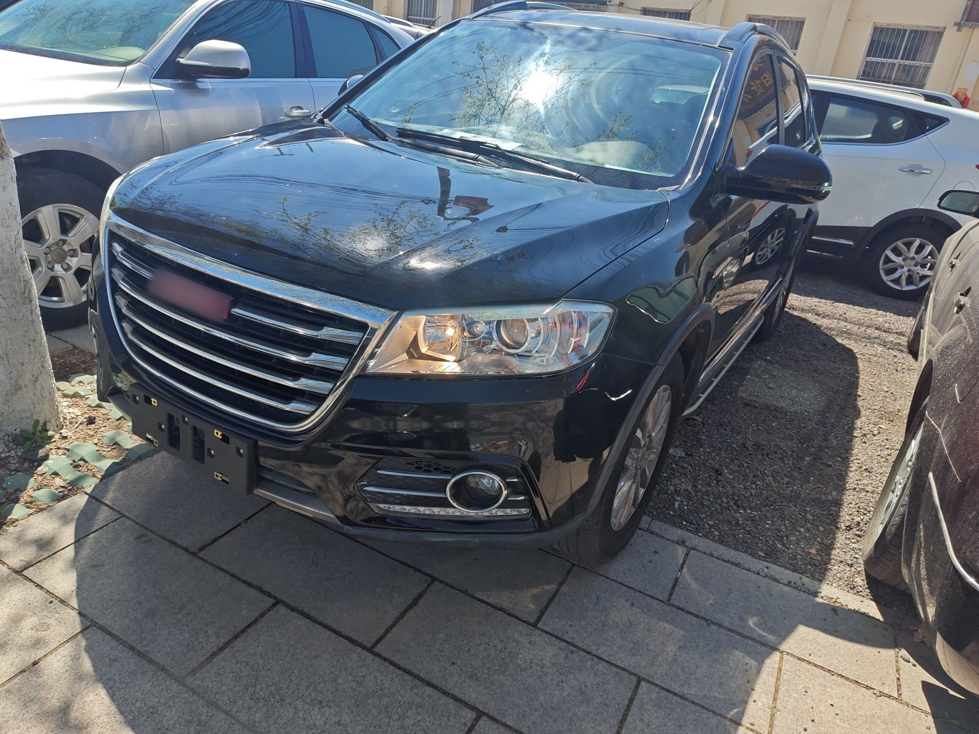 Под передней частью автомобиля