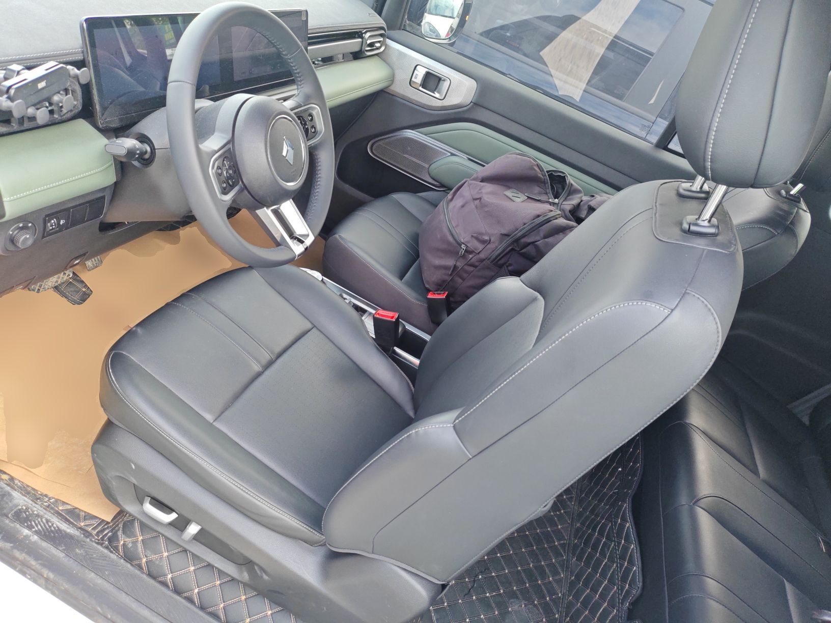 المقاعد الأمامية داخل السيارة