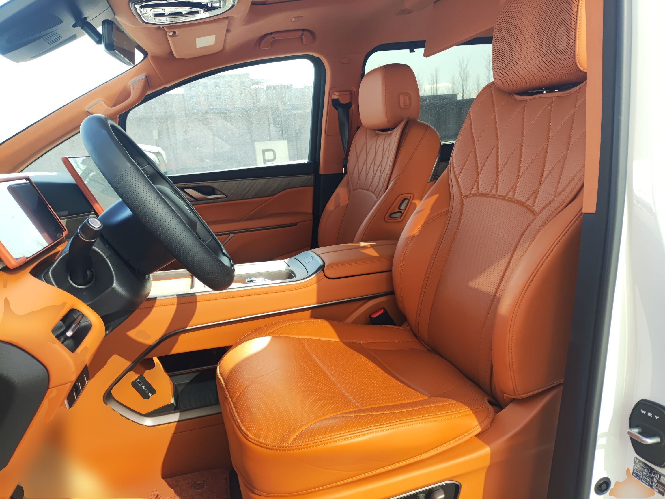 المقاعد الأمامية داخل السيارة