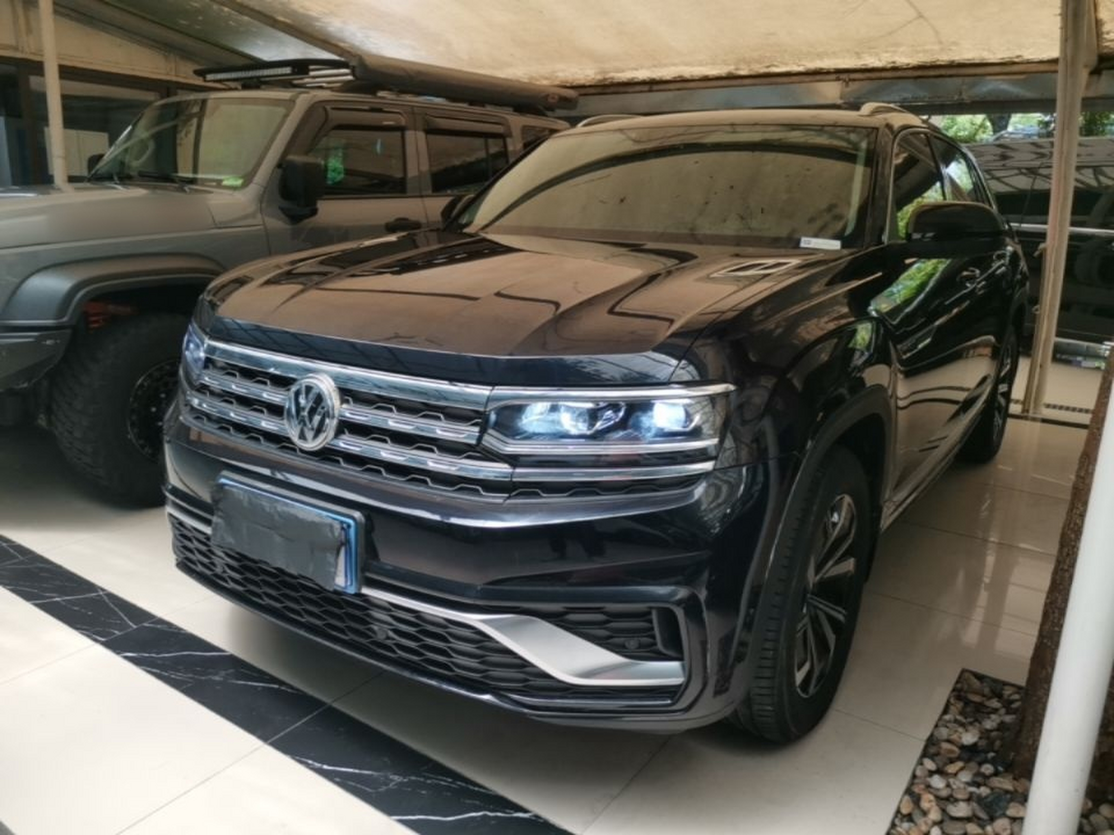 Под передней частью автомобиля