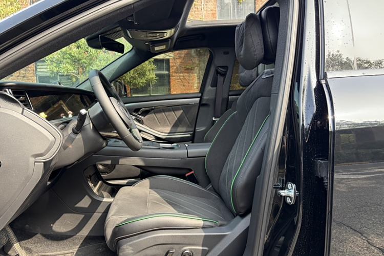 Used VOYAH FREE 2025 318 259 km All-Wheel-Drive Exploration Edition
