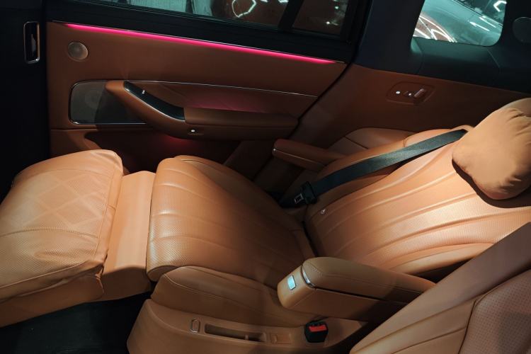 Used Hima AITO M8 2025 Extended-Range Ultra Version 53.4 kWh 6-Seater Edition Interior 7