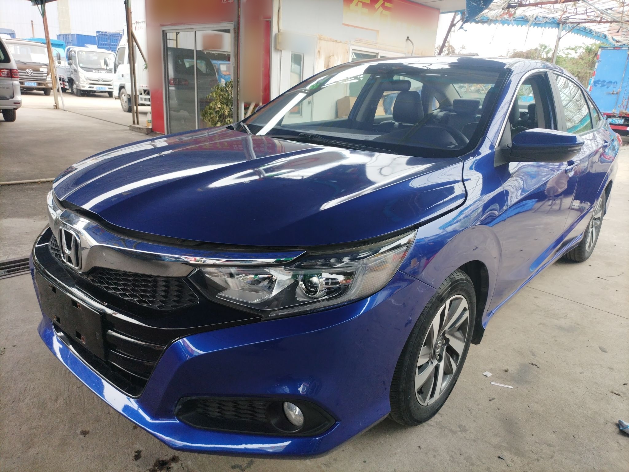 Под передней частью автомобиля