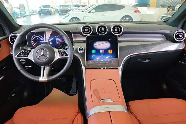 Used Mercedes-Benz GLC 2025 Refresh GLC 260 L 4MATIC Dynamic Edition Center Console