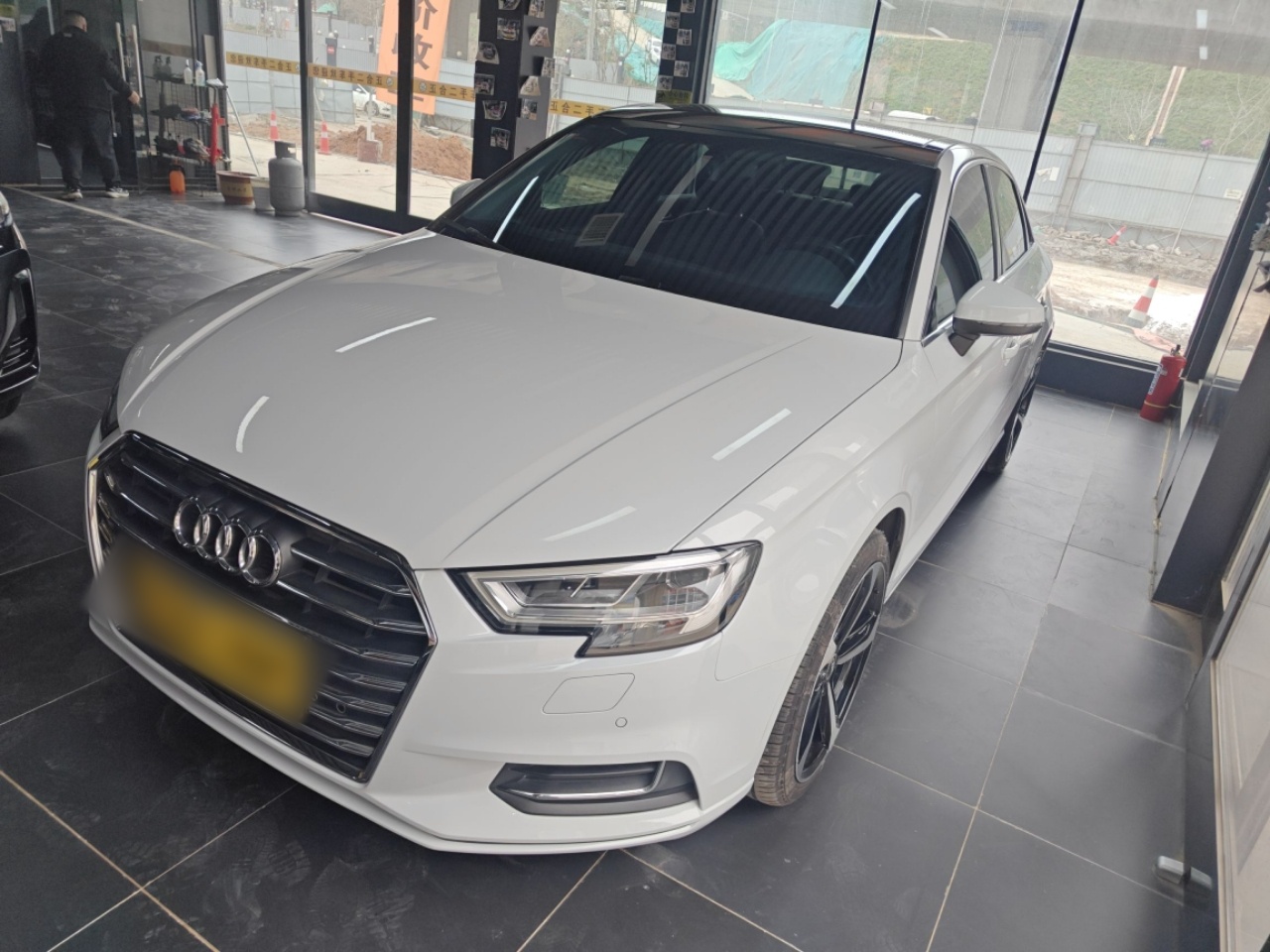 تحت مقدمة السيارة