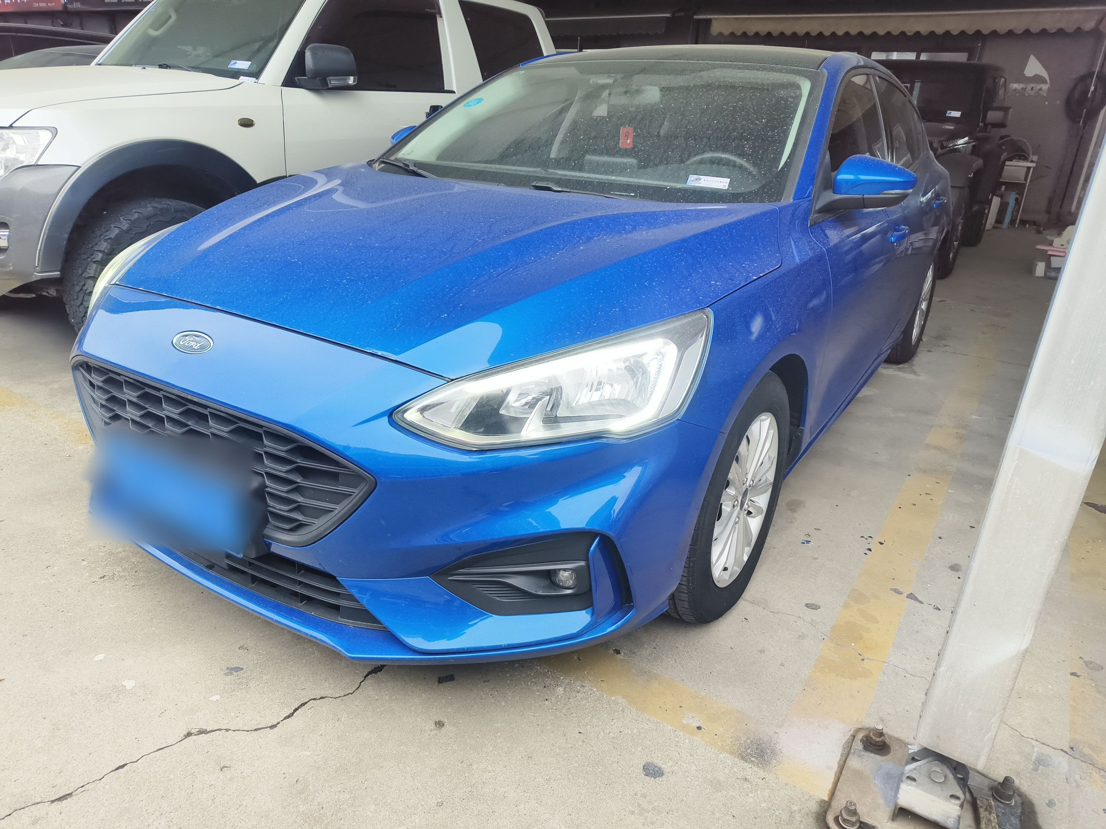 Под передней частью автомобиля