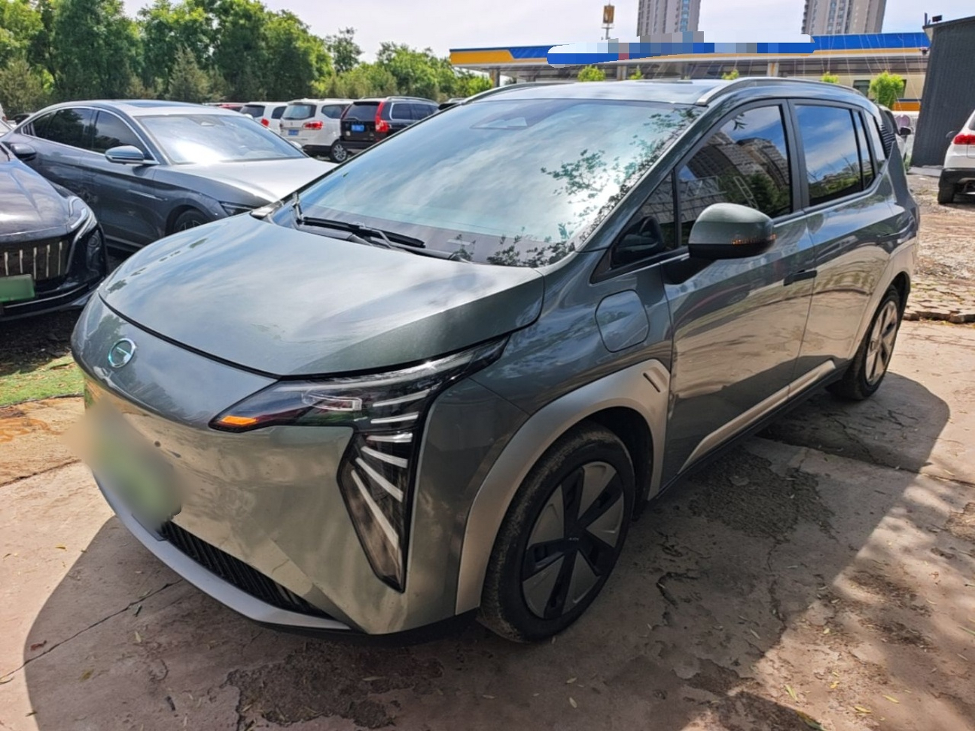 Под передней частью автомобиля