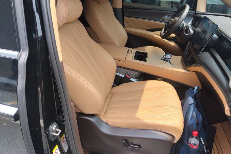 Used Denza D9 2025 DM-i Smart Drive 1020 Four-Wheel Drive Deluxe Model Right Front Seat