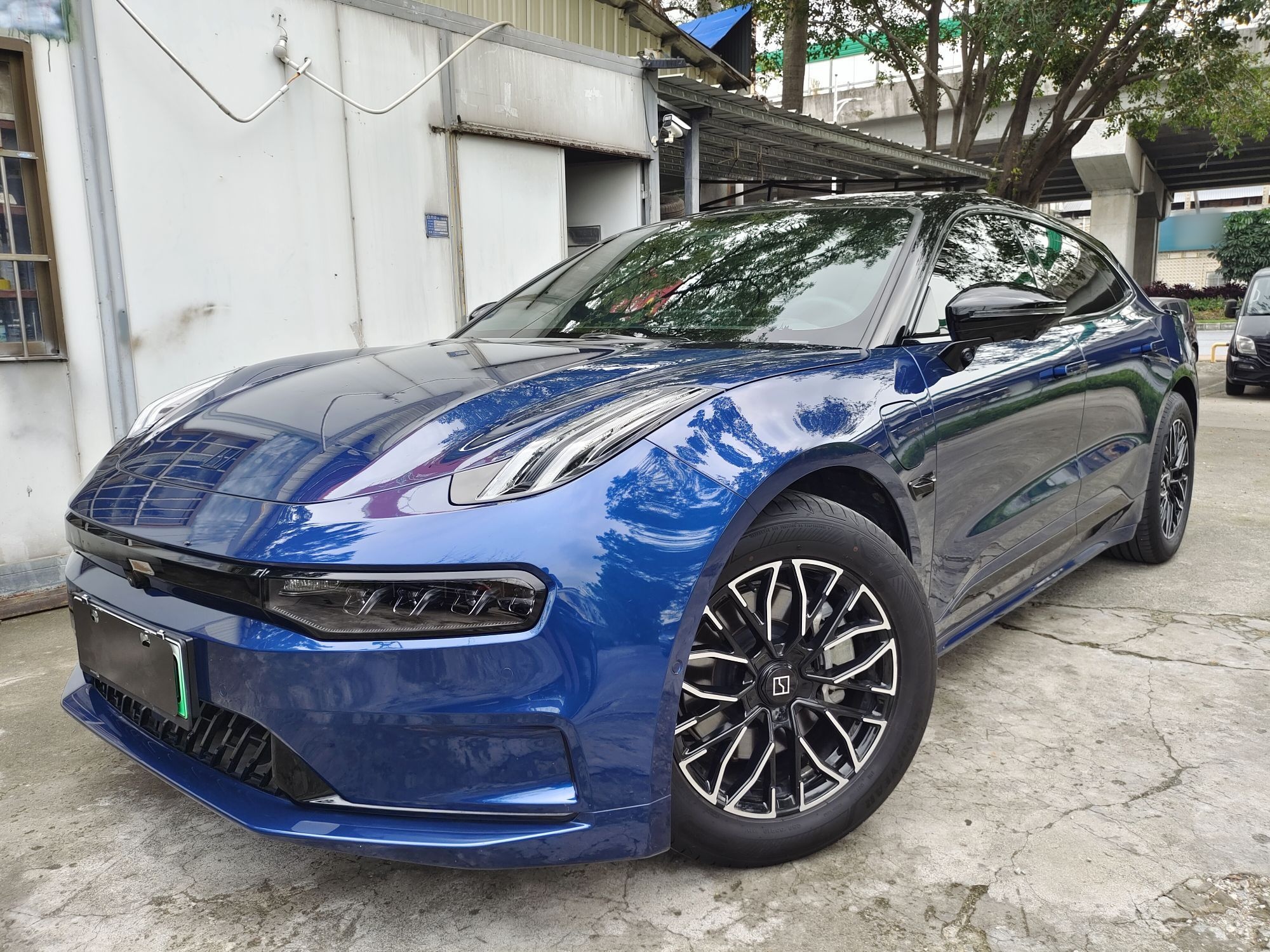 تحت مقدمة السيارة