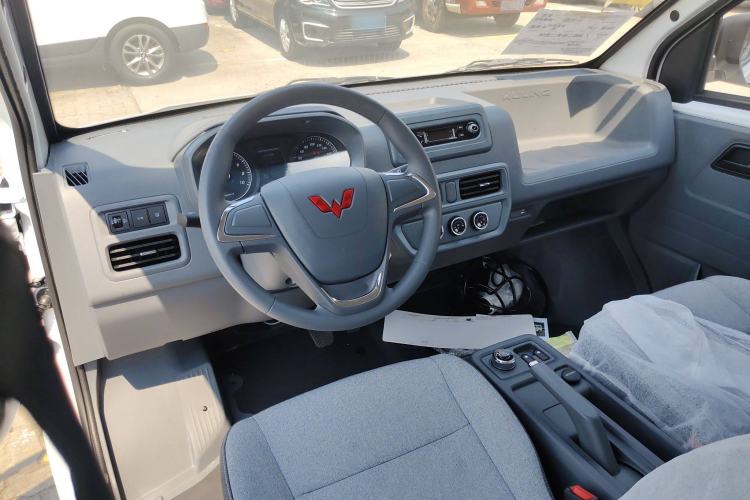 Used Wuling Yangguang 2024 300KM Comfort Version Passenger Van 75kW