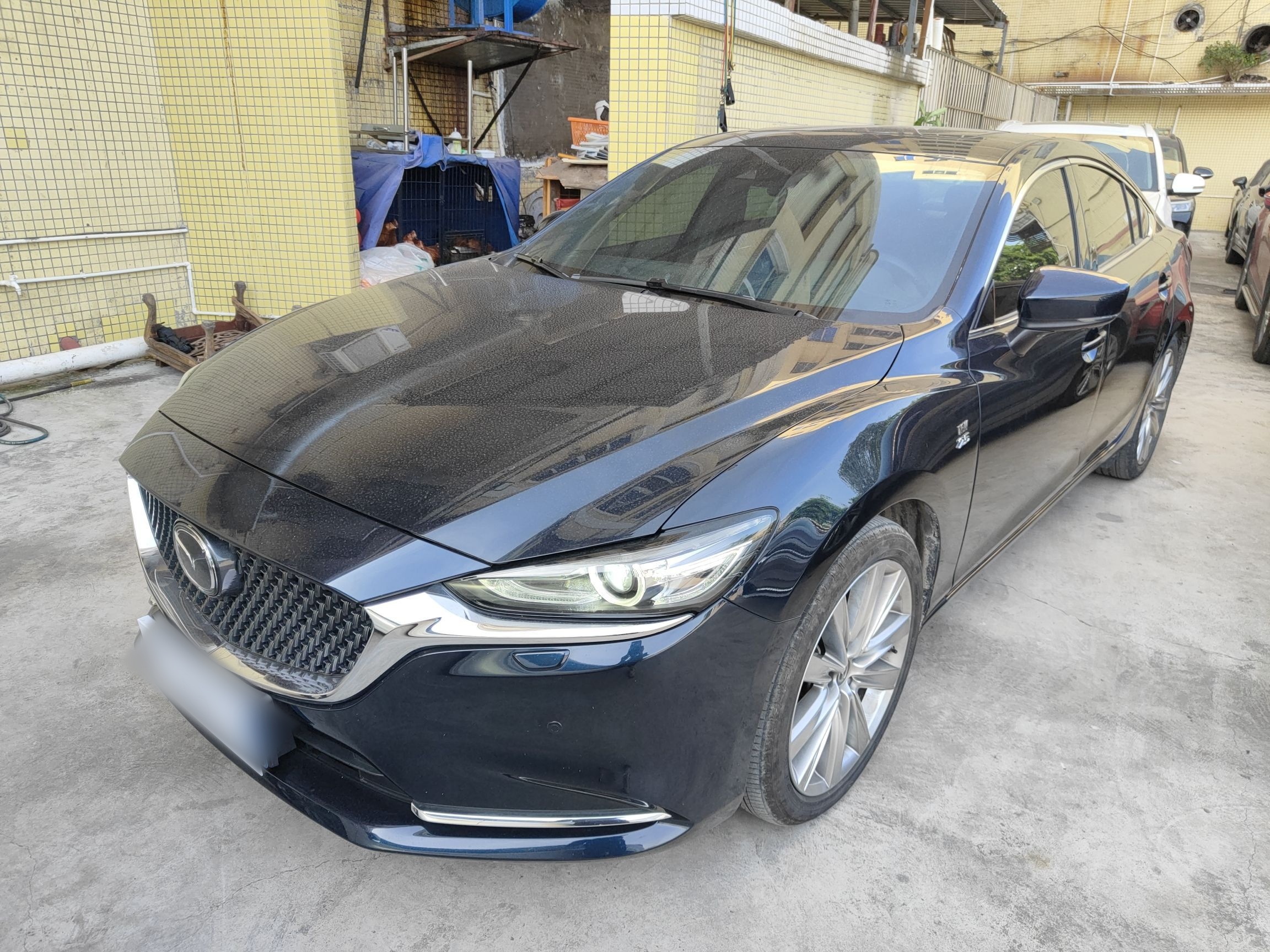 Под передней частью автомобиля