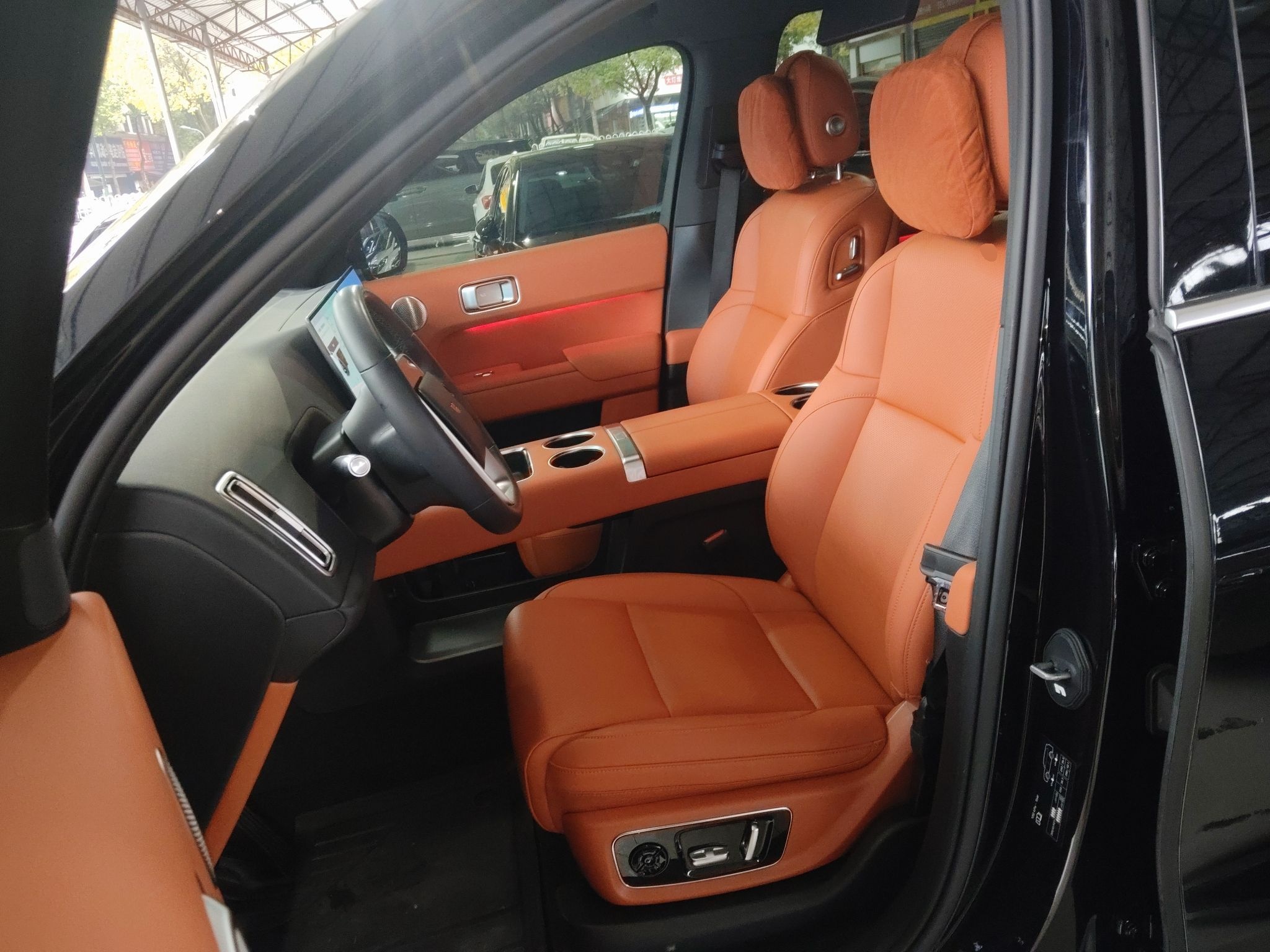 المقاعد الأمامية داخل السيارة