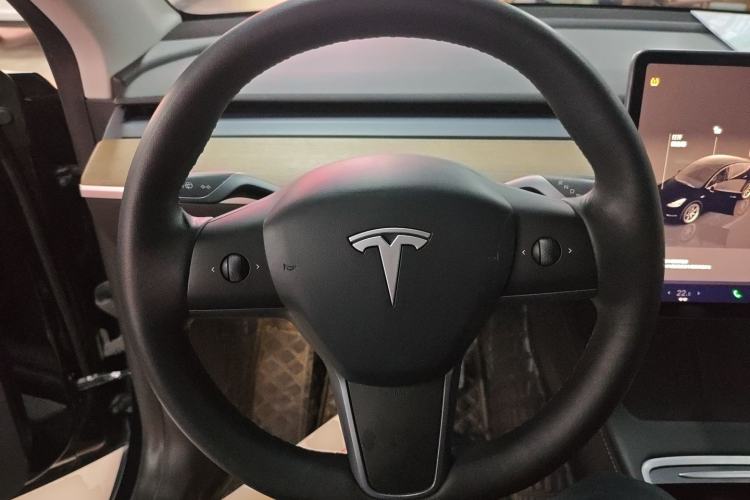 Used Tesla Model Y 2022 Long-Range All-Wheel-Drive Version Steering Wheel