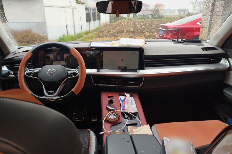 Used Volkswagen Tavendor 2024 380TSI All-Wheel-Drive R-Line Cruise Premium Edition Center Console