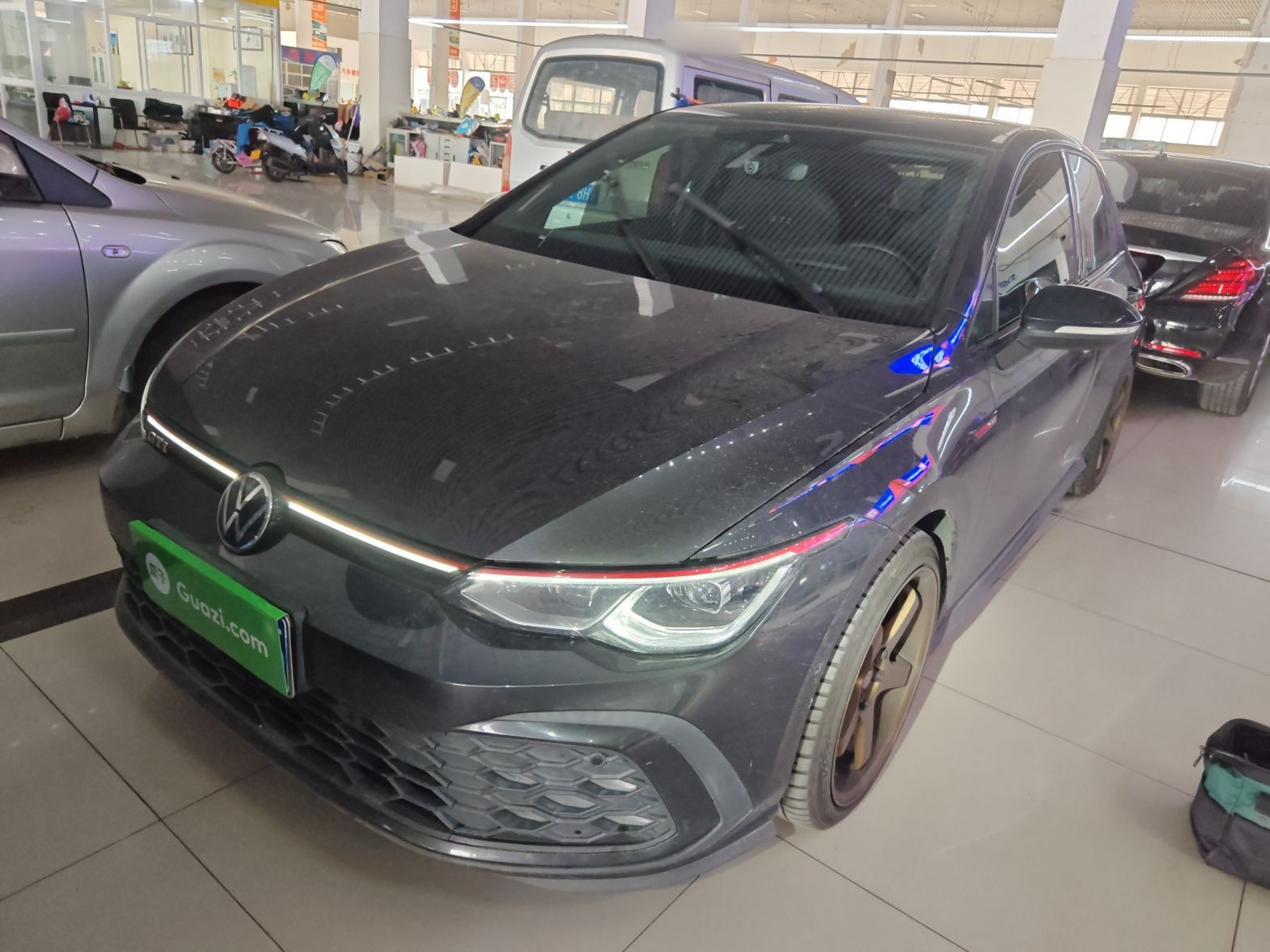 تحت مقدمة السيارة