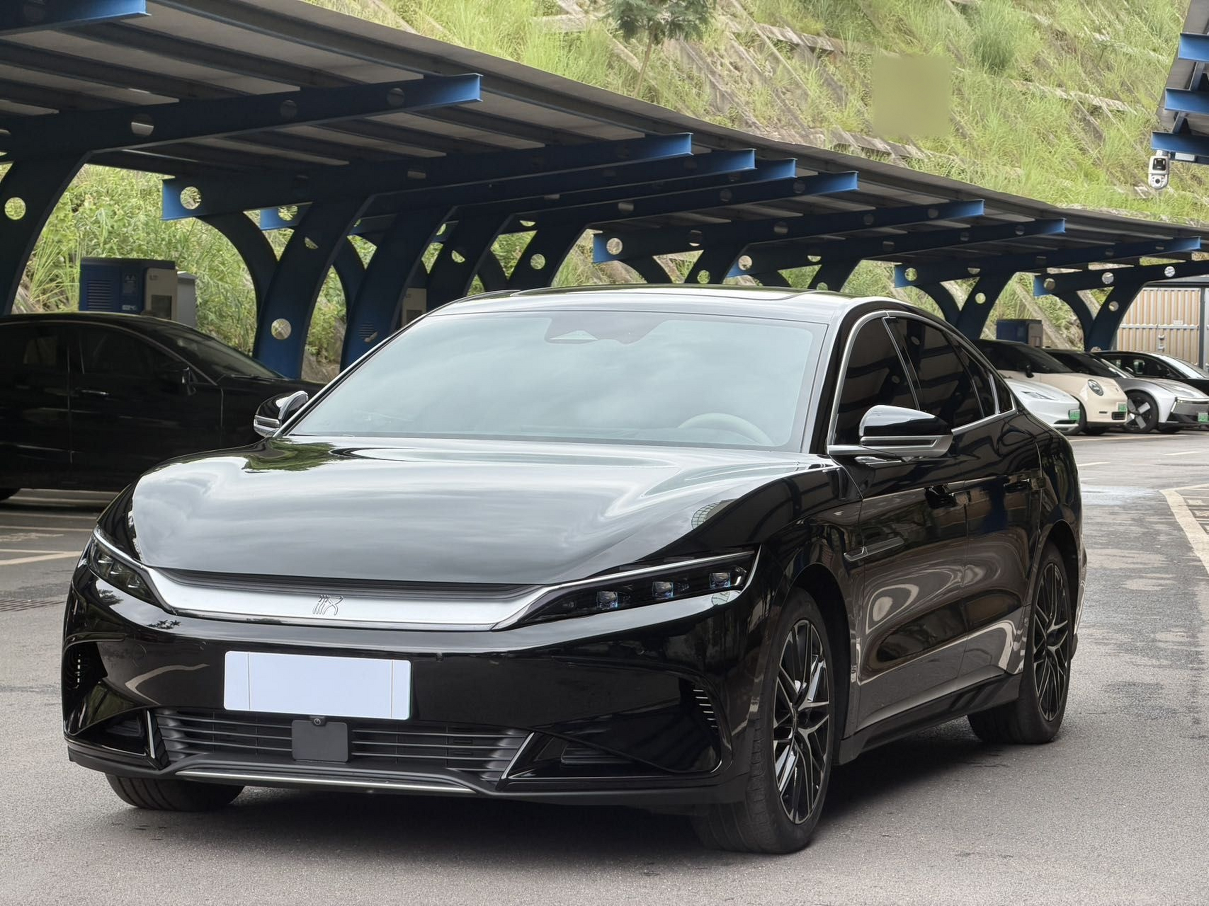 Под передней частью автомобиля