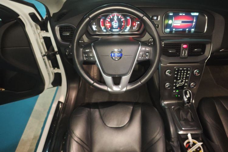 Used Volvo V40 2016 T4 Smart Luxury Edition
