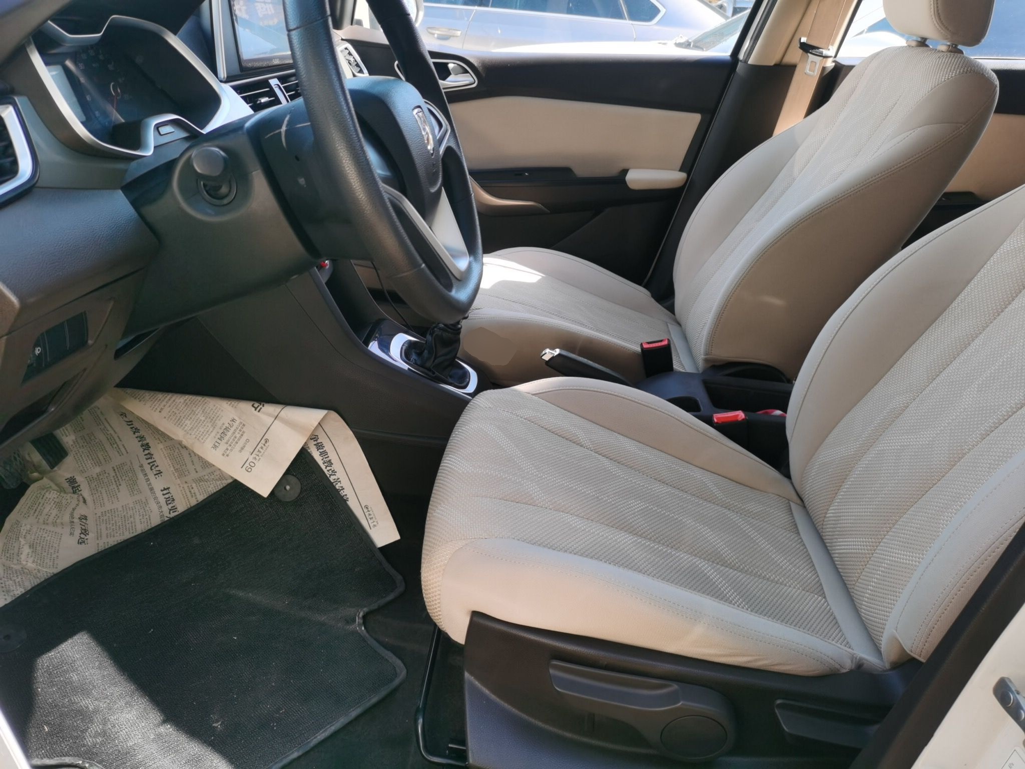 المقاعد الأمامية داخل السيارة