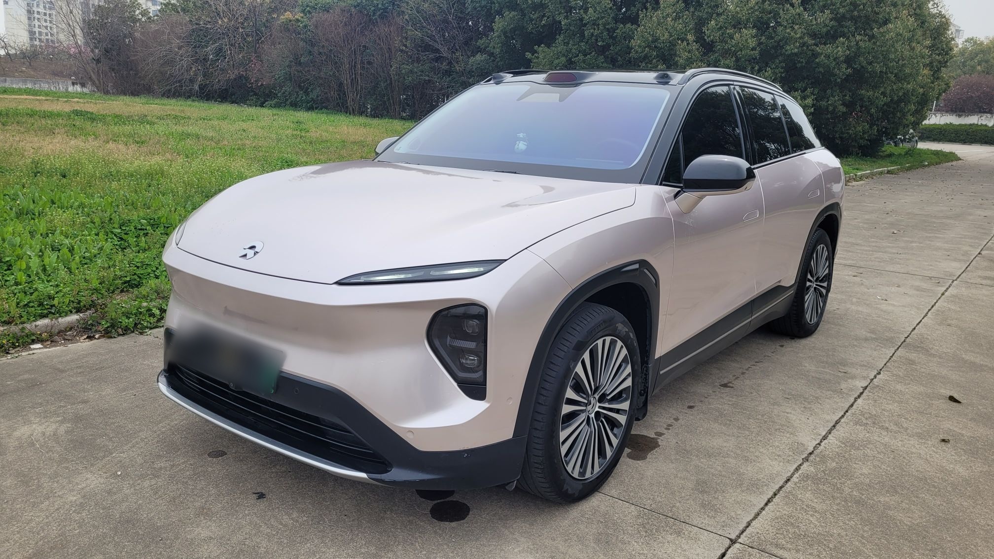 Под передней частью автомобиля