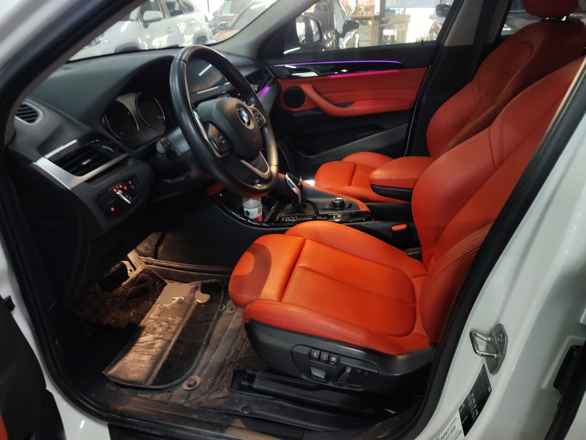 المقاعد الأمامية داخل السيارة