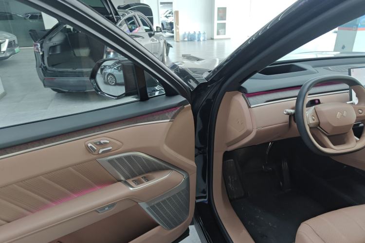 Used ONVO Luxeed L90 2025 Model—Max Six-Seater Version
