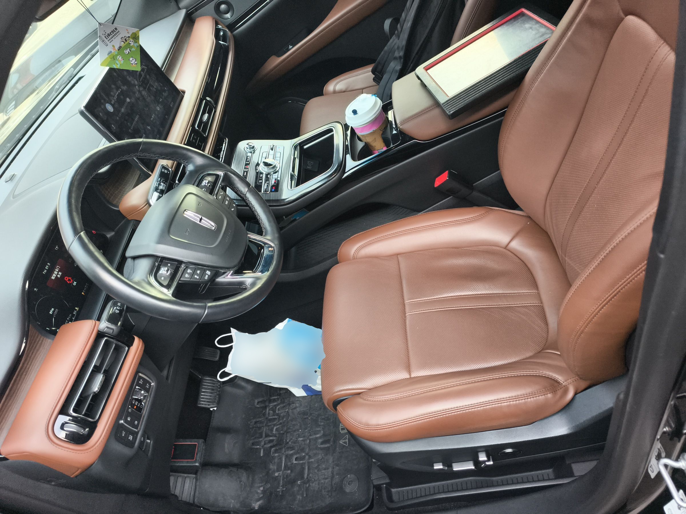 المقاعد الأمامية داخل السيارة