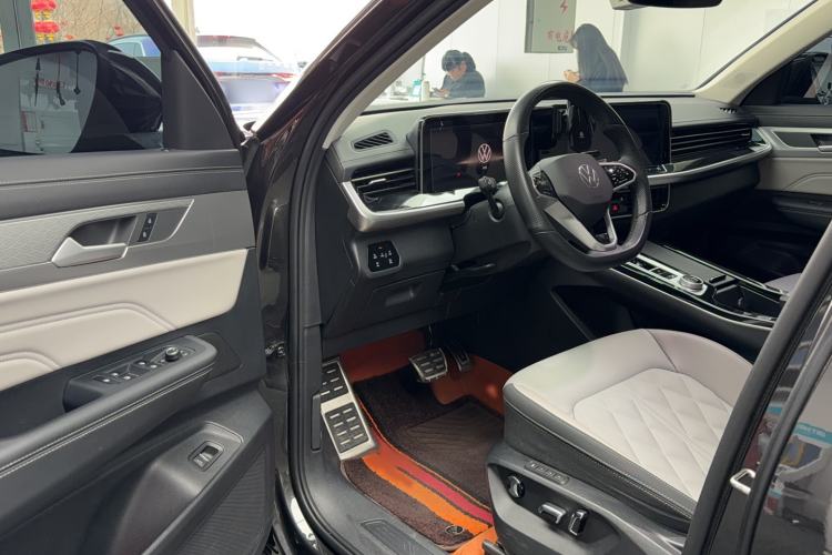 Used Volkswagen Tavendor 2024 380TSI All-Wheel-Drive R-Line Cruise Premium Edition Interior 1