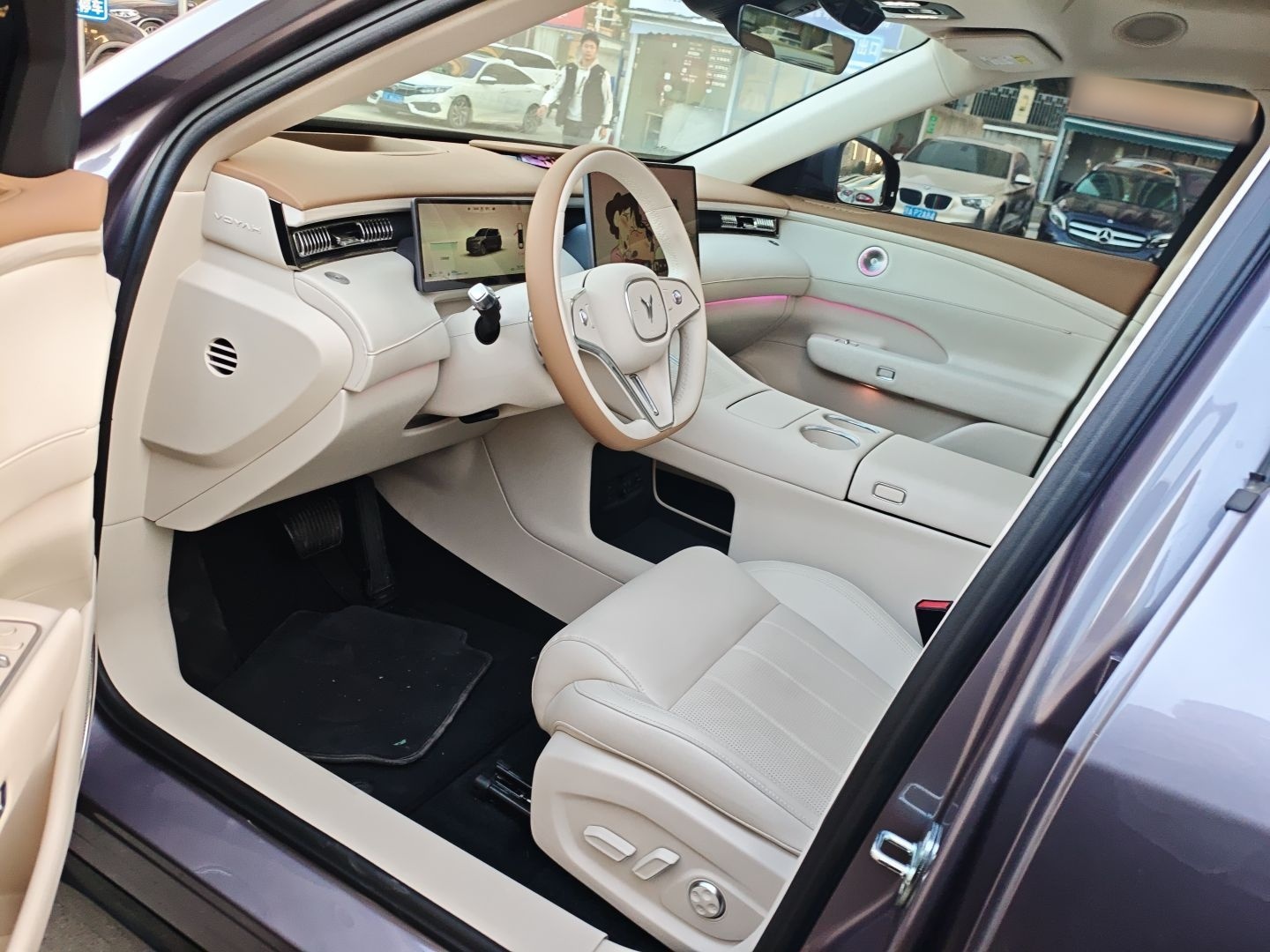 المقاعد الأمامية داخل السيارة