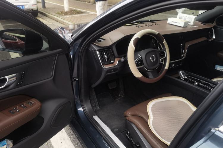 Used Volvo S60 2023 B4 Zhiyuan Luxury Edition
