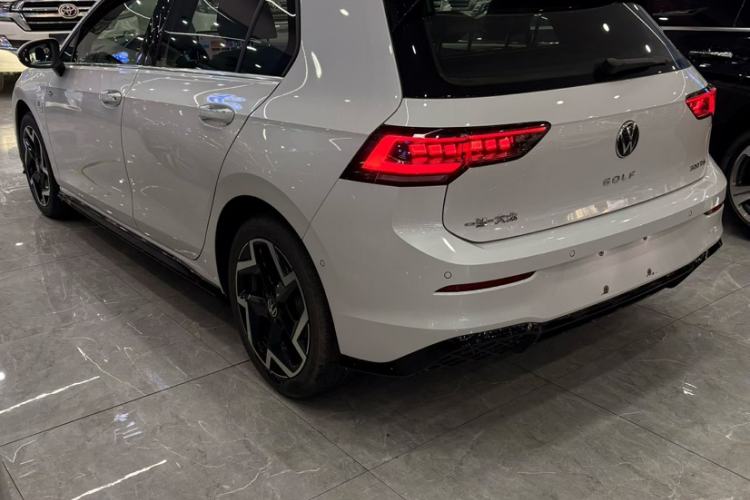 Used Volkswagen Golf 2025 300TSI R-Line

