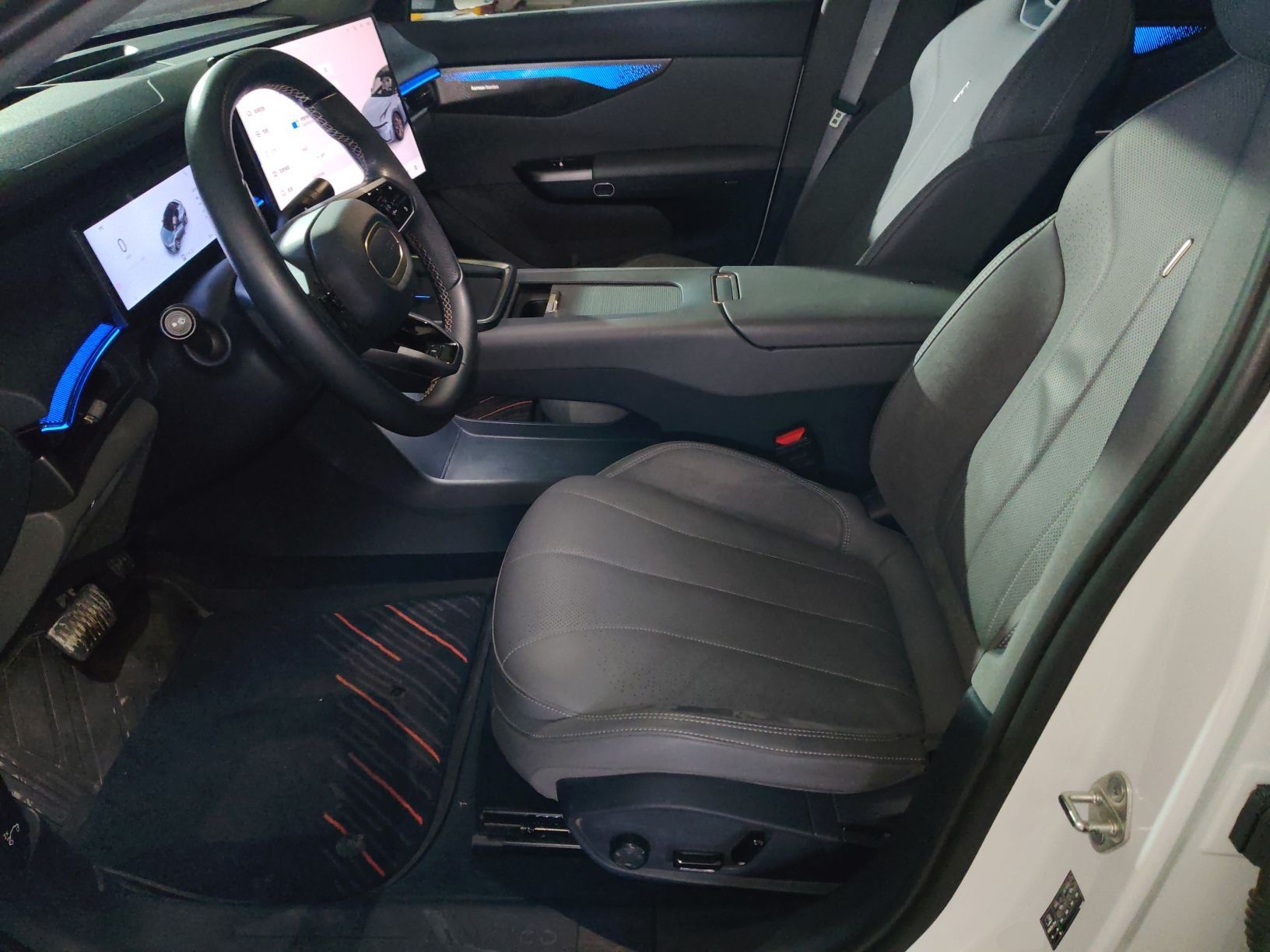 Переднее сиденье в автомобиле