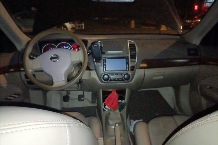 Used Nissan Sylphy 2009 1.6 XL Manual Luxury Sunroof Edition Center Console