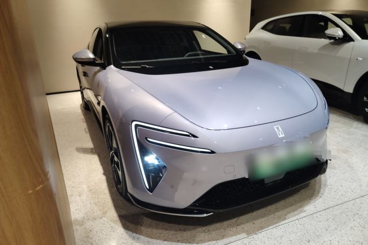 Used Avatr 06 2025 Pro Range-Extended Edition Front Right 45 Deg