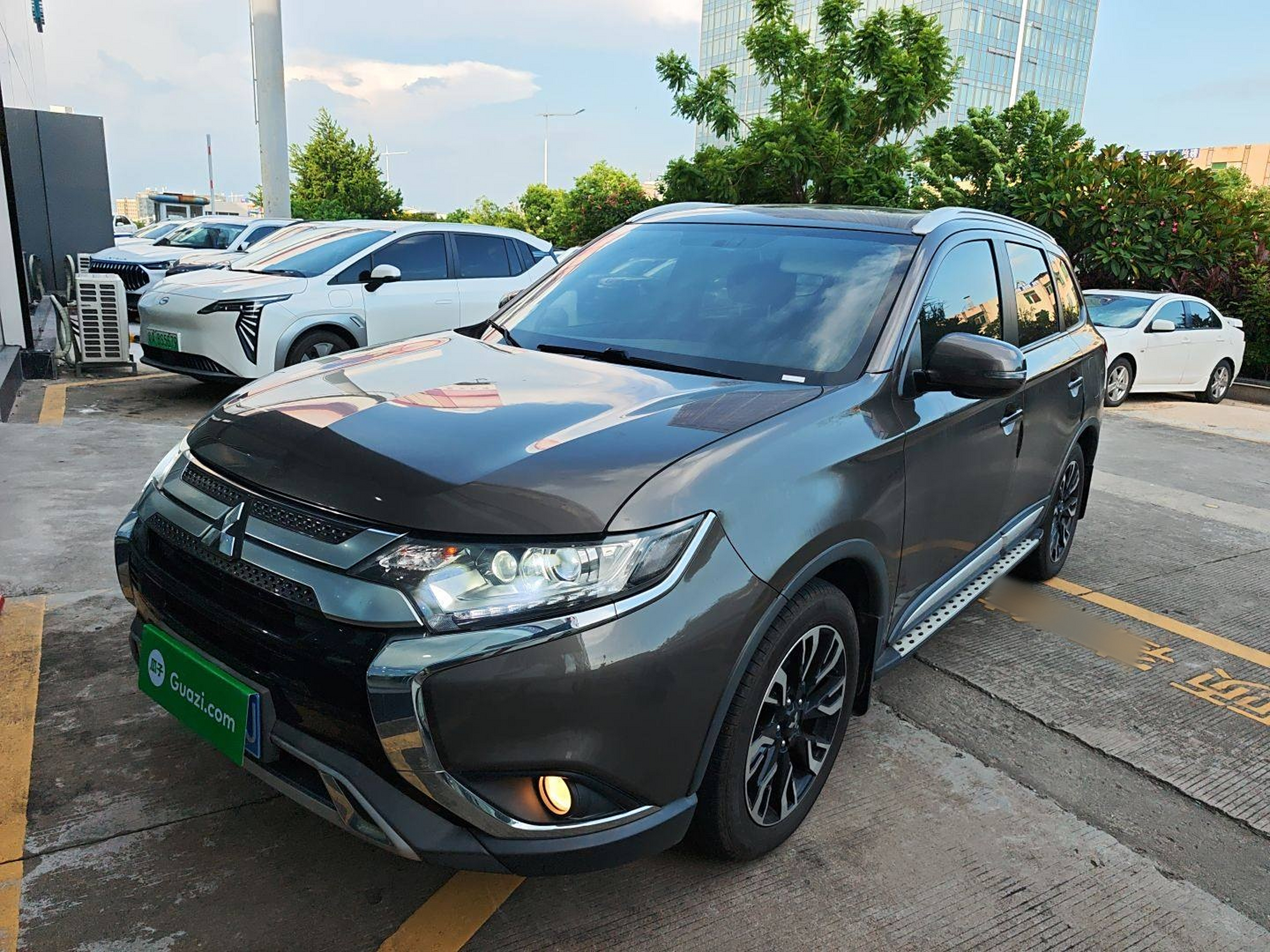 Под передней частью автомобиля