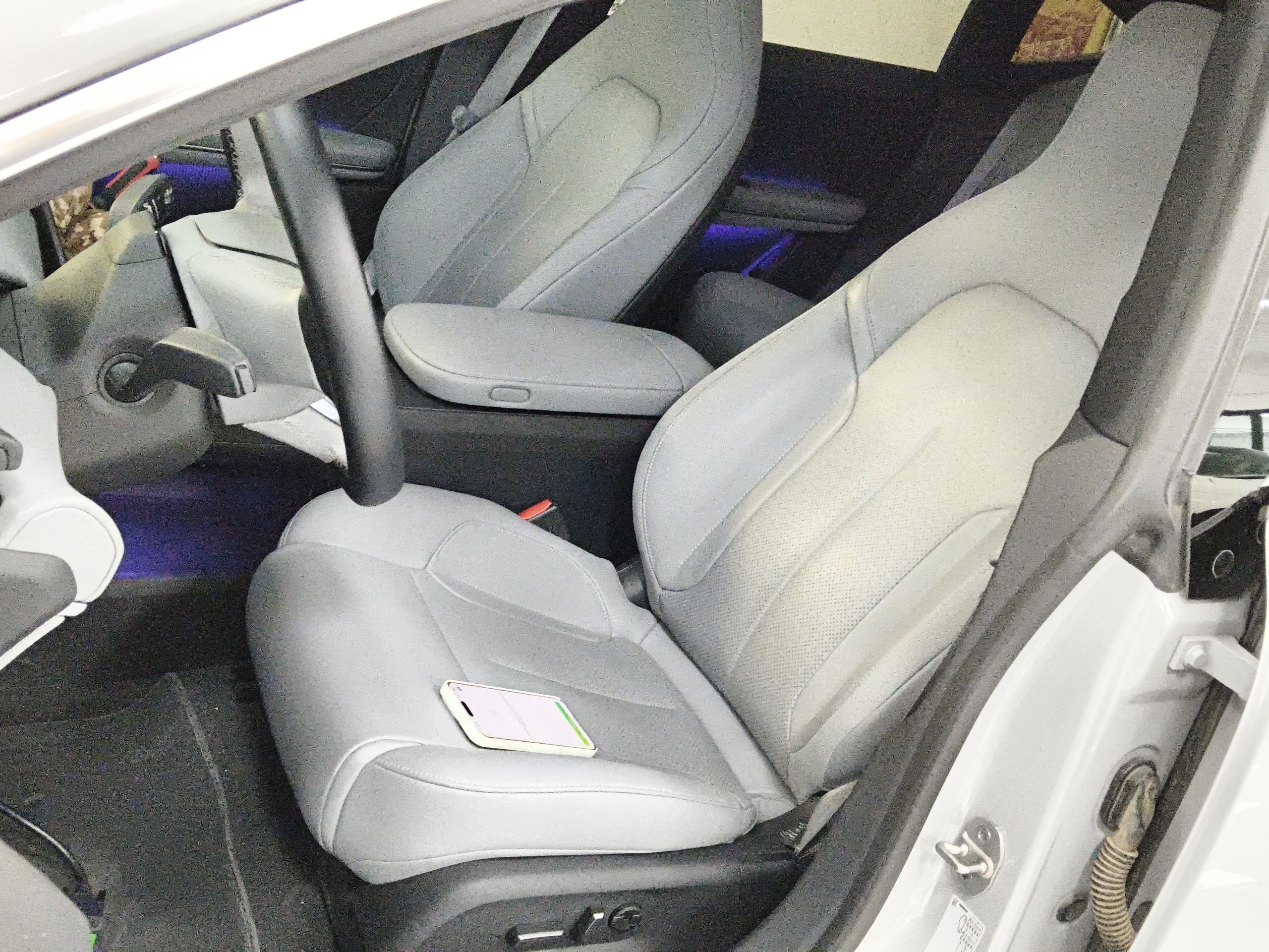 المقاعد الأمامية داخل السيارة