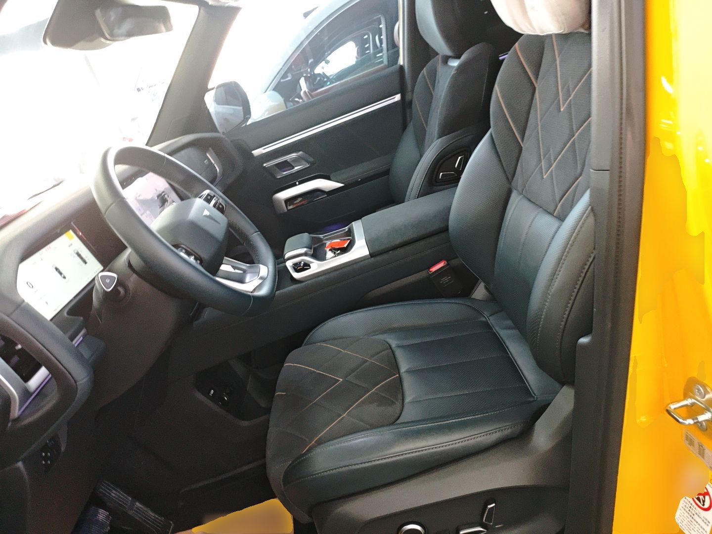 المقاعد الأمامية داخل السيارة