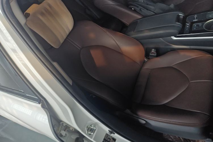 Used Toyota Highlander 2022 Dual-Engine 2.5L 4x4 Elite Edition 7-Seater Right Front Seat