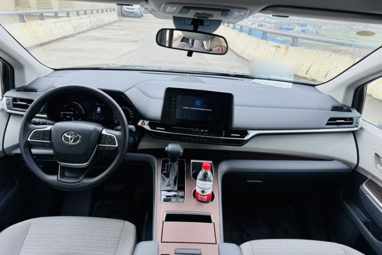 Used Toyota Sienna 2023 2.5L Hybrid Comfort Edition
