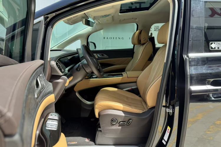 Used Denza D9 2024 DM-i 980 Four-Wheel Drive Flagship Model
