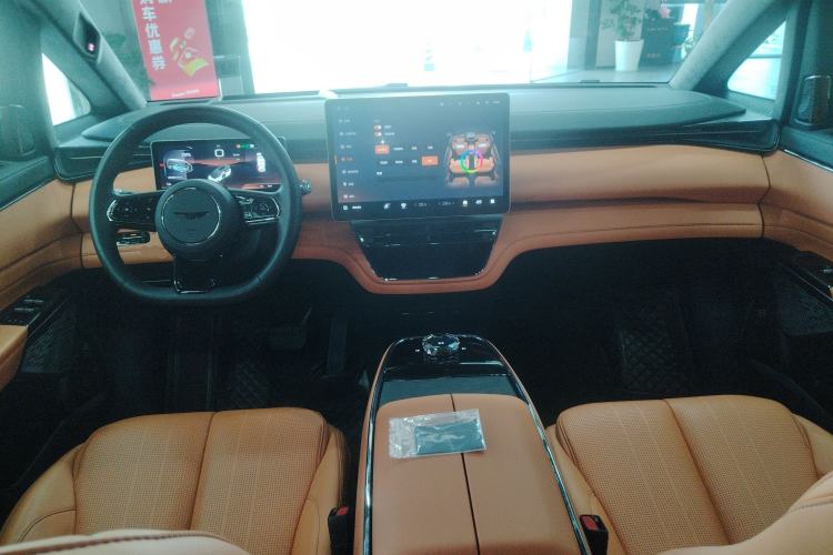 Used Geely Galaxy LEVC L380 2024 140-Degree 6-Seater All-Wheel-Drive Ultra Center Console