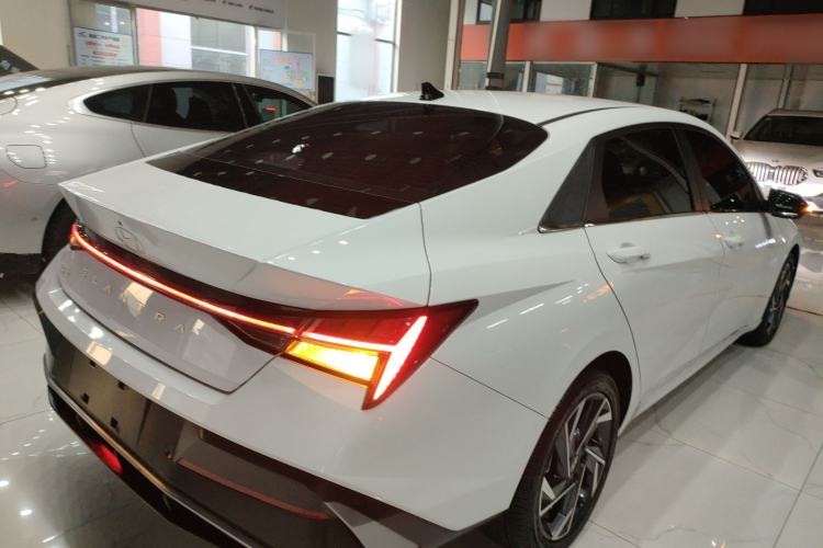 Used Hyundai Elantra 2023 1.5L CVT LUX Prestige Edition
