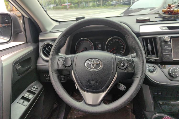 Used Toyota RAV4 2019 2.0L CVT Two-Wheel Drive Fashion X Limited Edition China VI Standard Steering Wheel