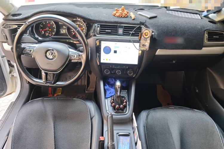 Used Volkswagen Sagitar 2017 230TSI Automatic Comfort Version Center Console