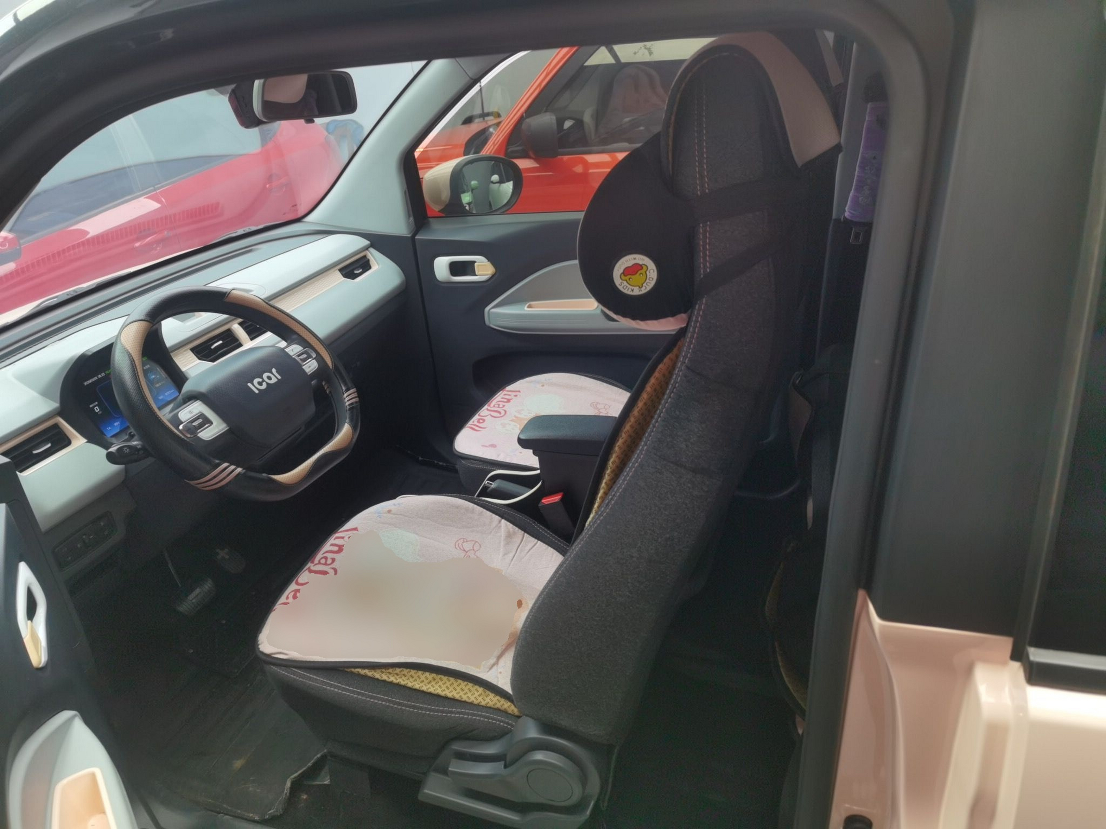 المقاعد الأمامية داخل السيارة