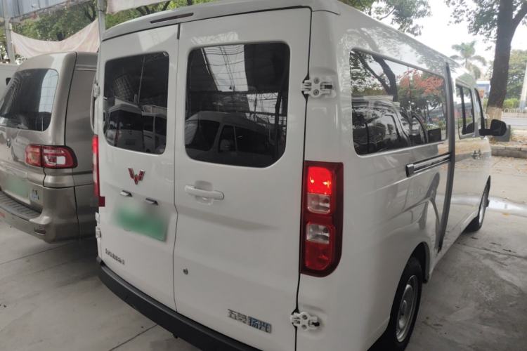 Used Wuling Yangguang 2024 300KM Comfort Version Passenger Van 75kW
